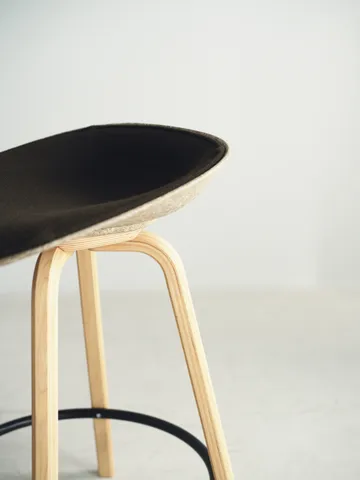 Mat 高脚凳 前饰面软包 65cm - Ultra 41599_麻色_山毛榉_黑色钢材 - Normann Copenhagen