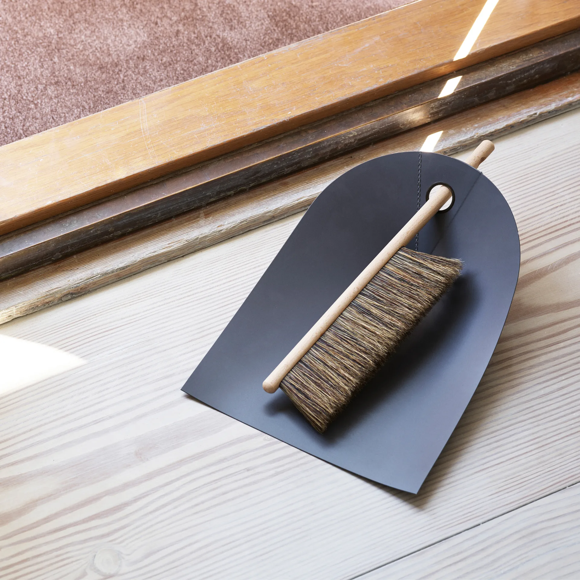 Normann dustpan & broom, dark 灰色 Normann Copenhagen