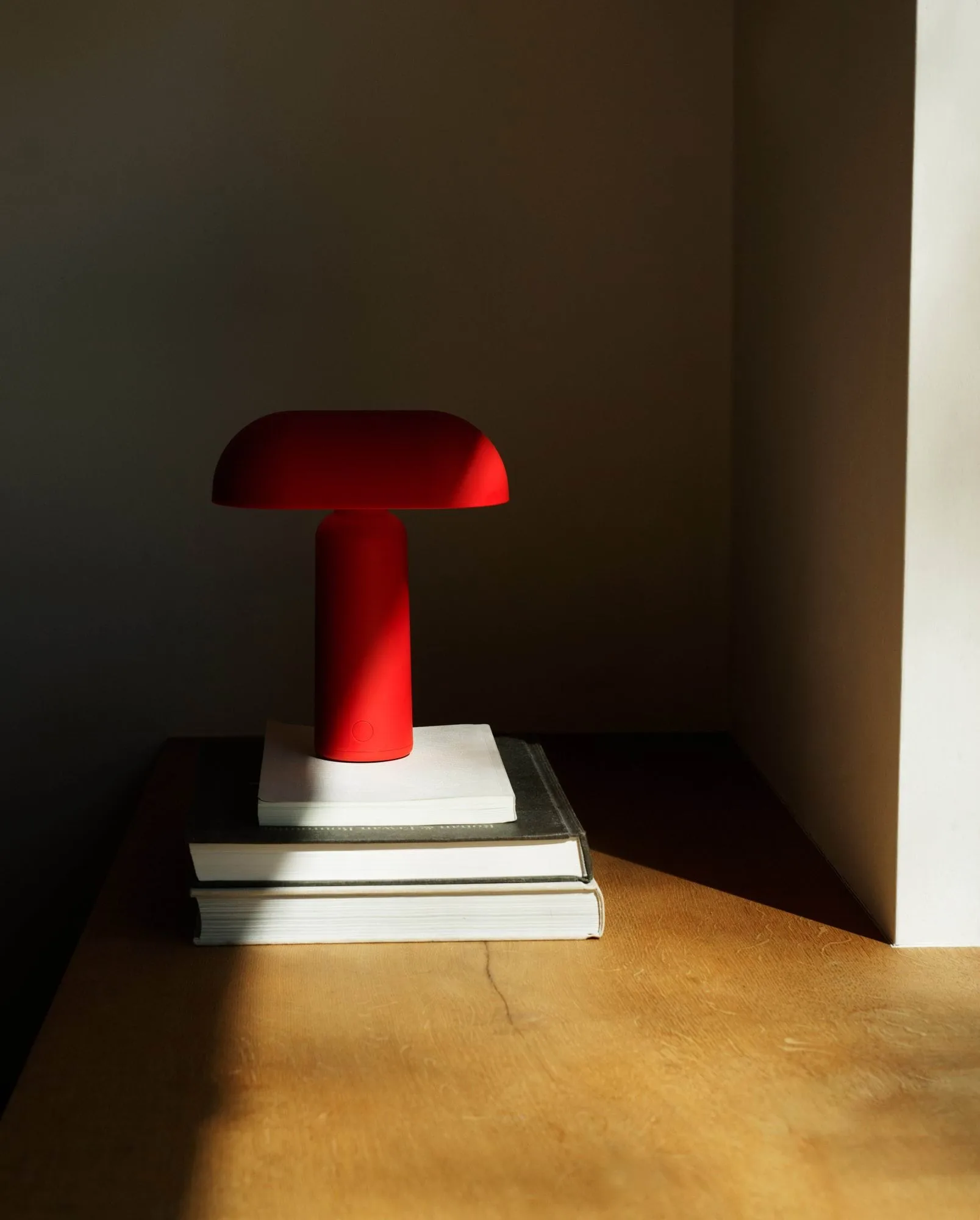 Porta 北欧简约风格台灯, 鲜红色 Normann Copenhagen