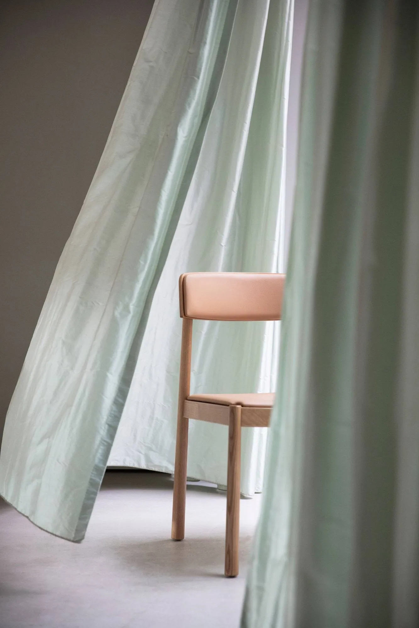 Timb 带垫椅子, 棕褐色_超纤皮革_驼色 Normann Copenhagen