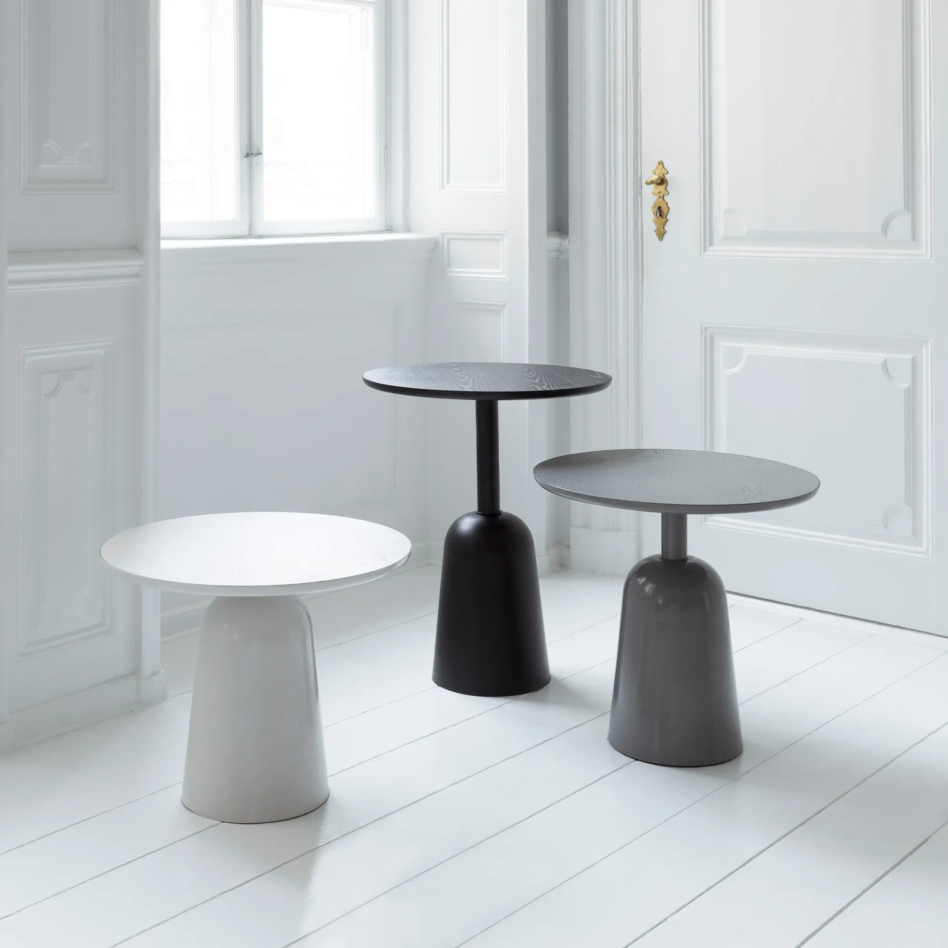Turn adjus桌子 桌子 Ø55 cm, 暖灰色 Normann Copenhagen