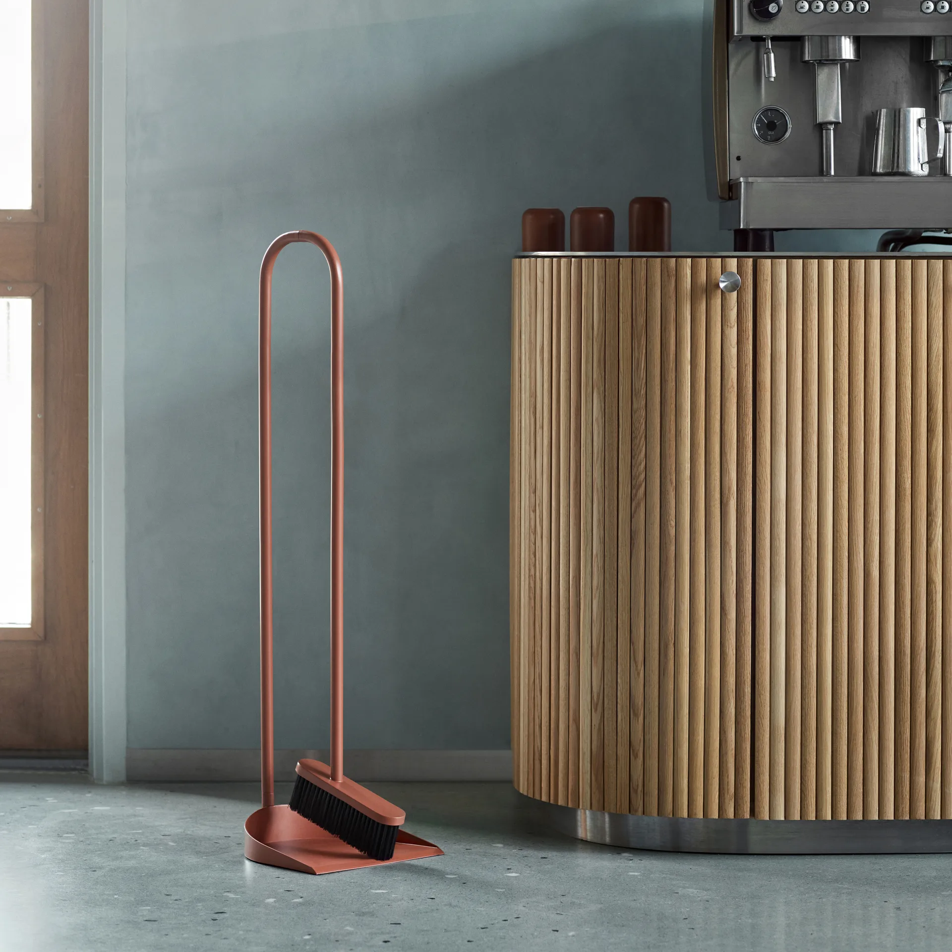 Cane broom and dustpan, rust Northern