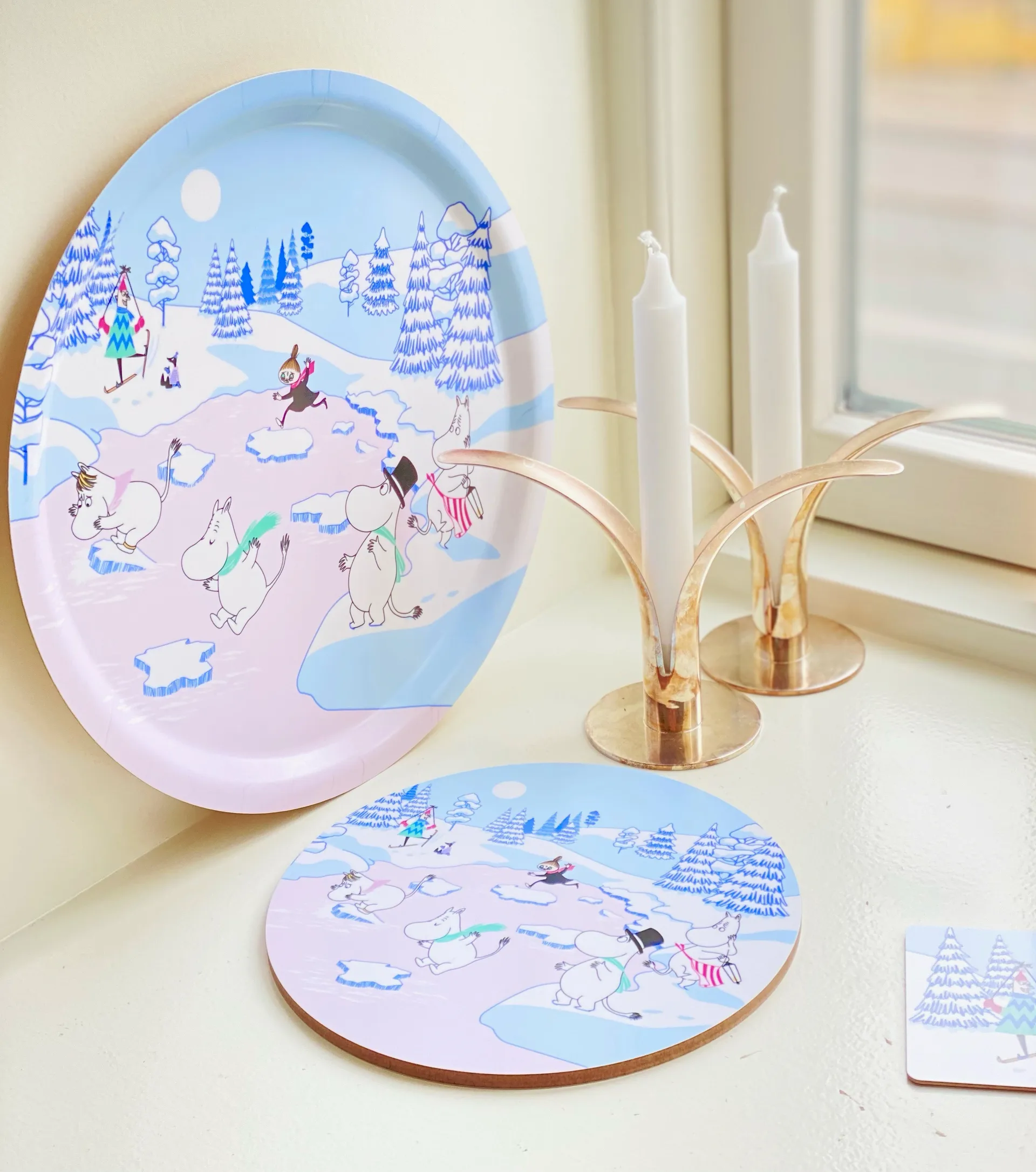 Moomin trivet winter 2022 Ø21 cm, 蓝色-白色-粉色 Opto Design