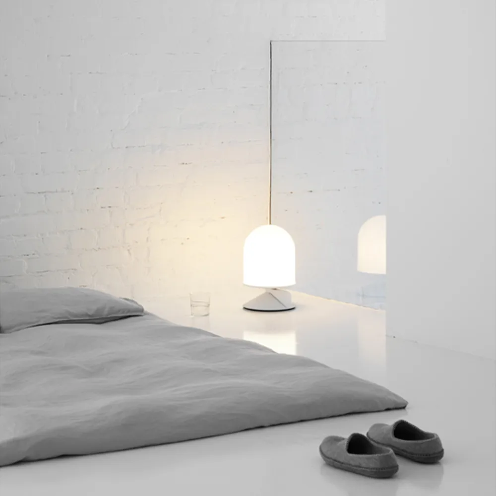 Vinge 台灯, Rowanberry, opal glass Örsjö Belysning