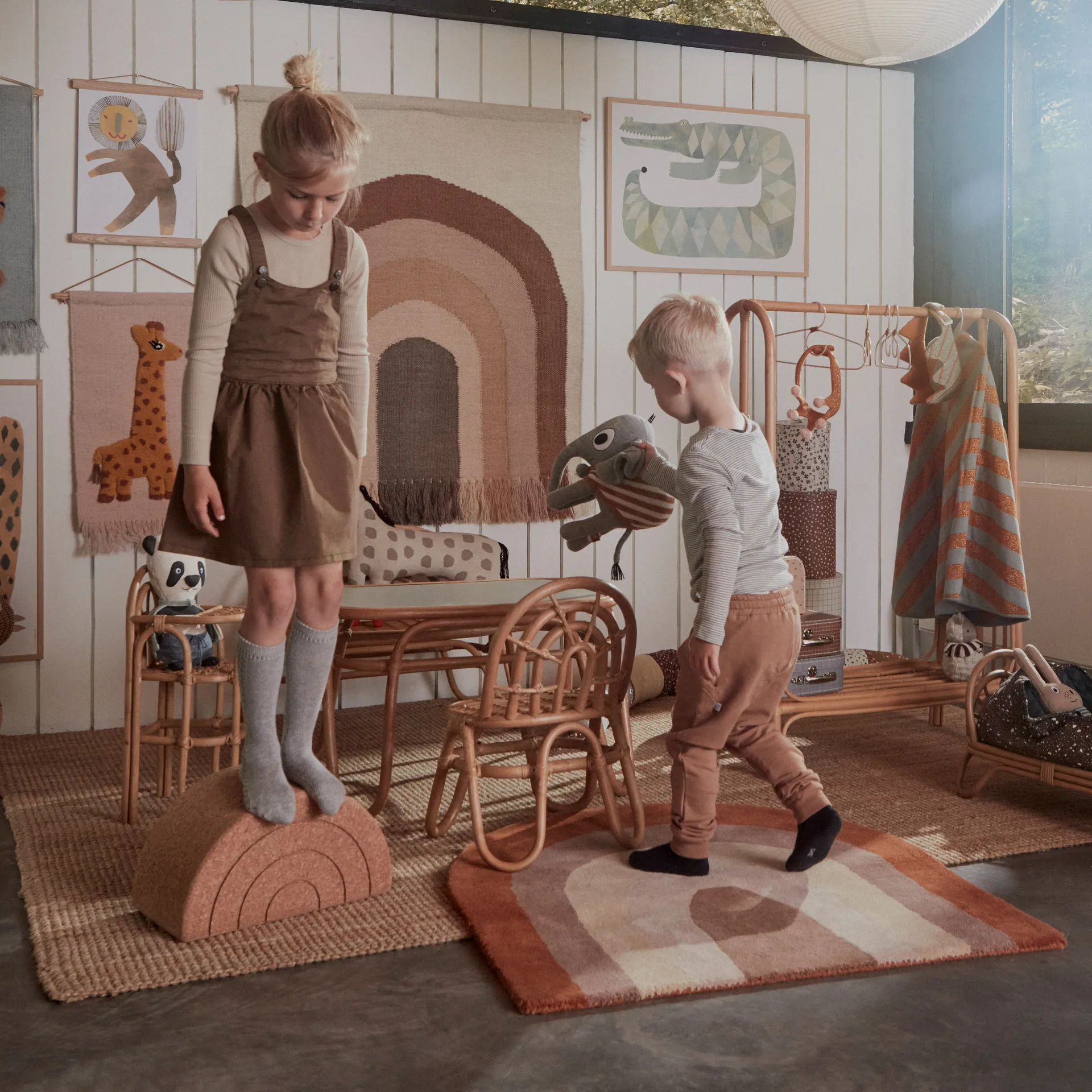 彩虹谷仓 儿童地毯 88x90 cm, 巧克力色 OYOY