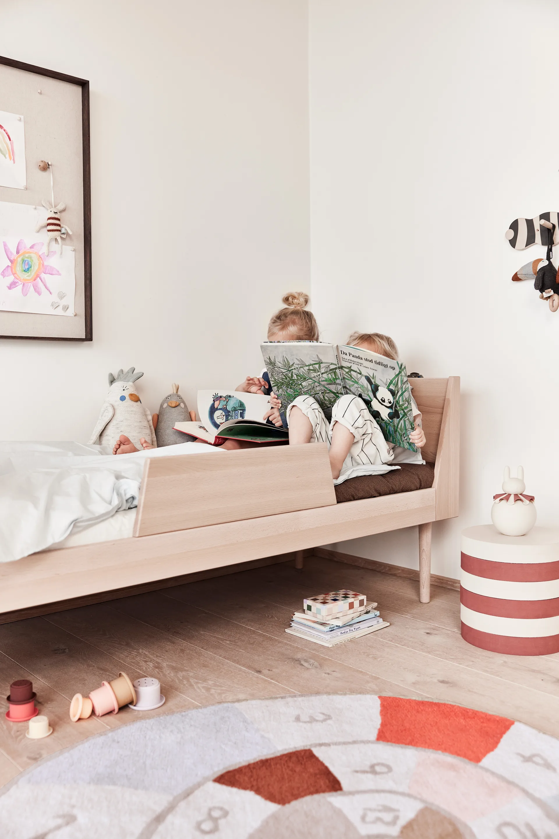 Iro stackable 凳子, 香草色/淡奶油色-nutmeg OYOY