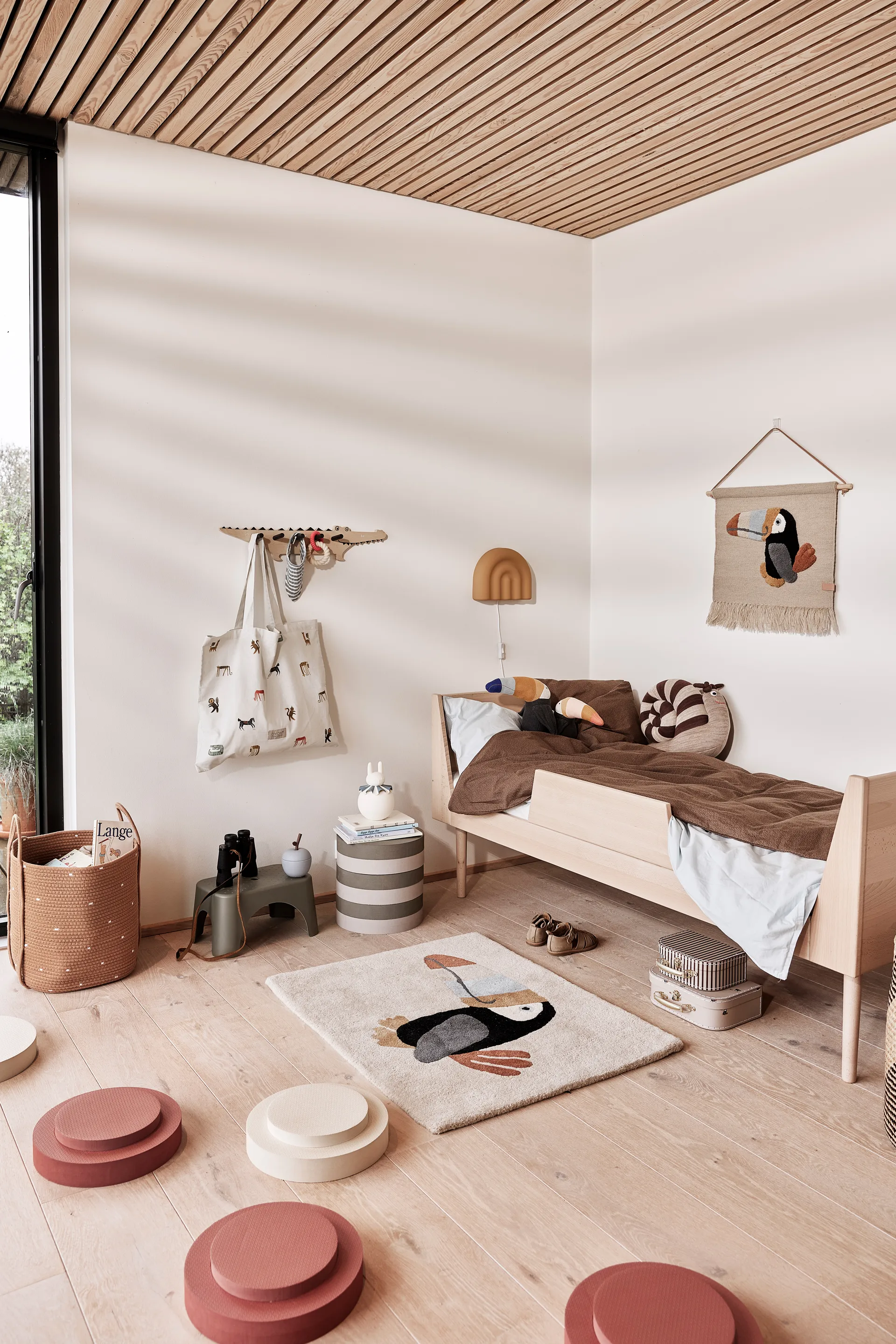 Iro stackable 凳子, 香草色/淡奶油色-nutmeg OYOY