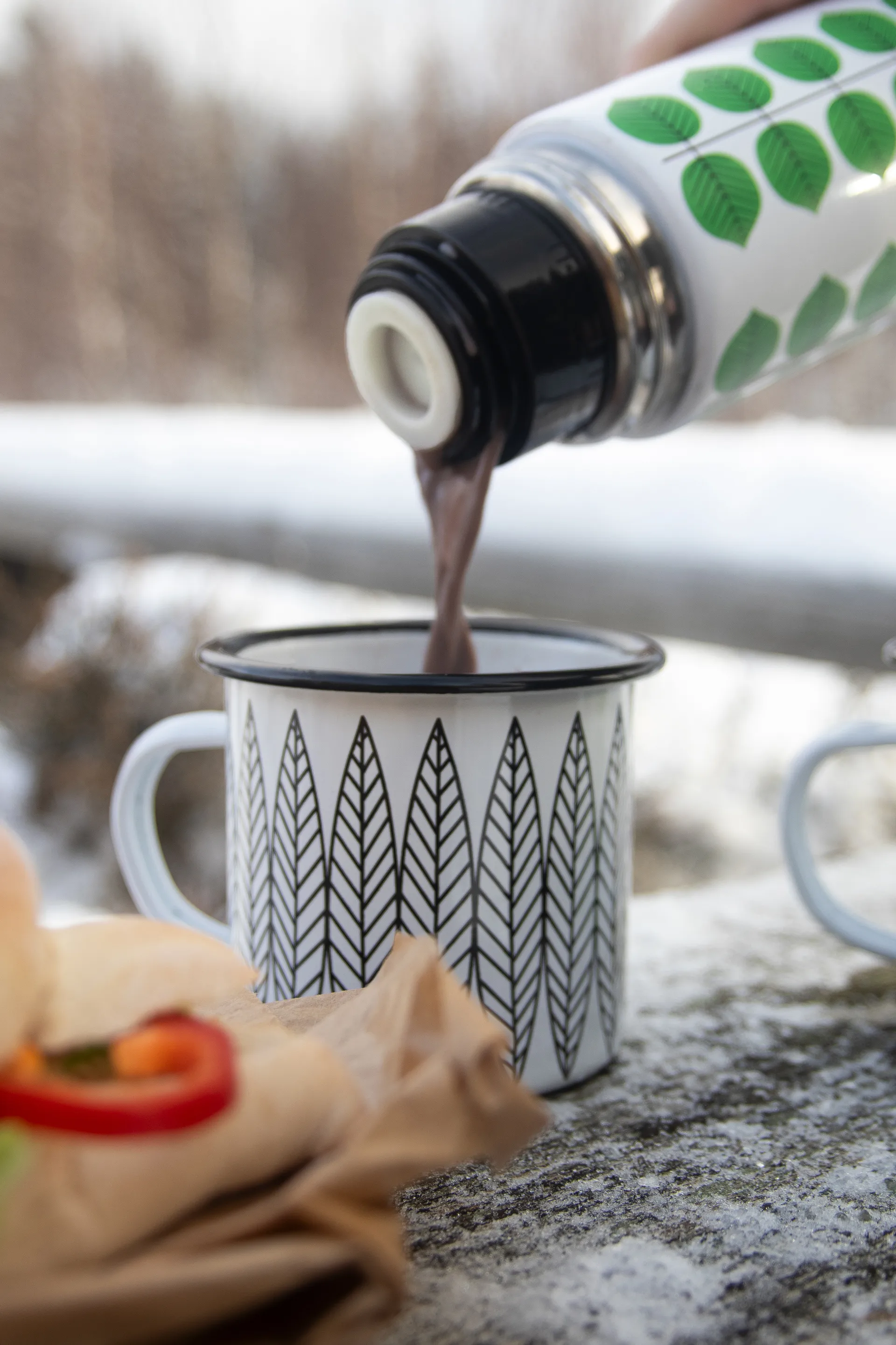 Salix enamel 马克杯, 白色-黑色 Pluto Design