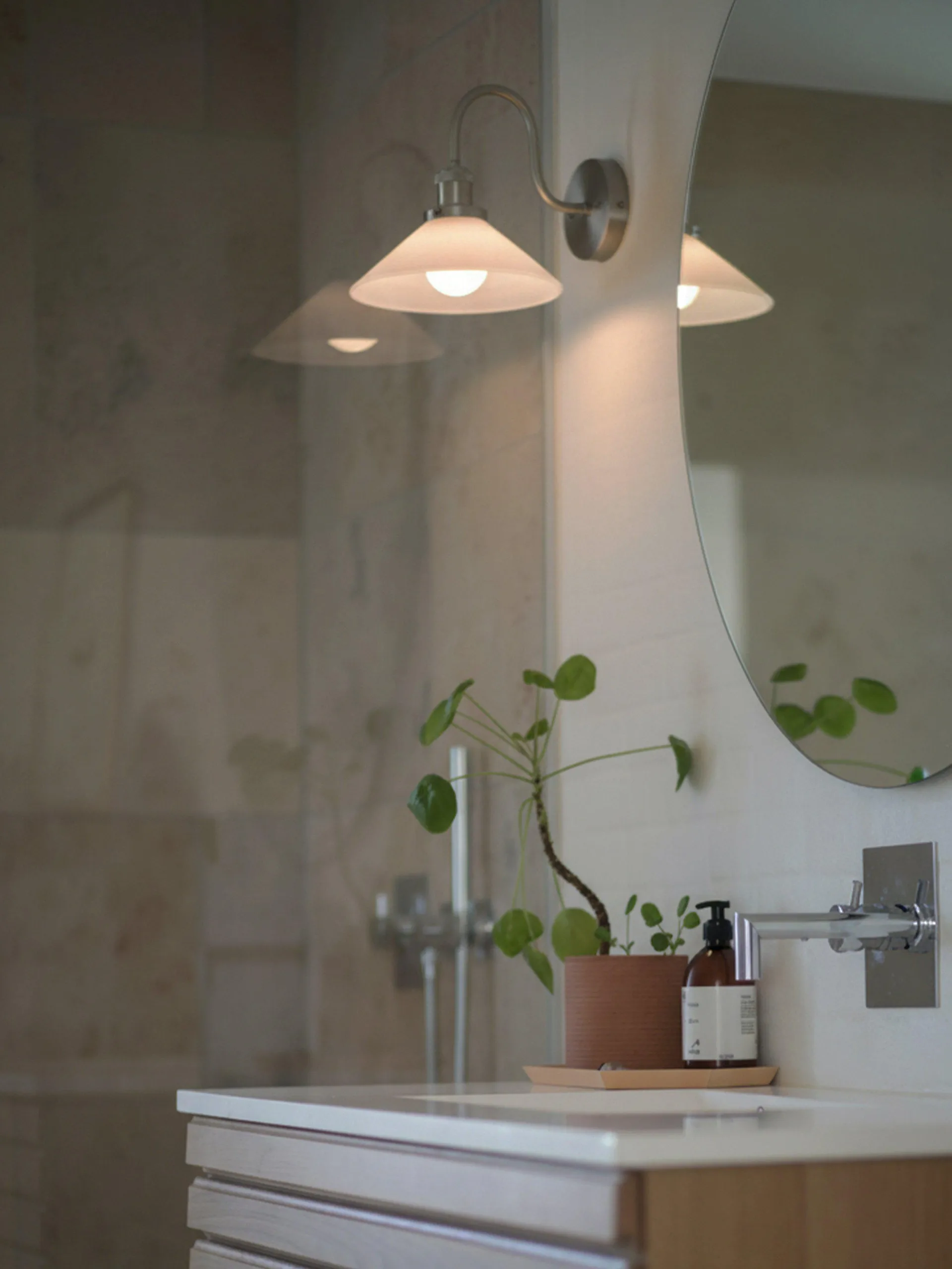 August 壁灯, 蛋白石-镀铬色 PR Home