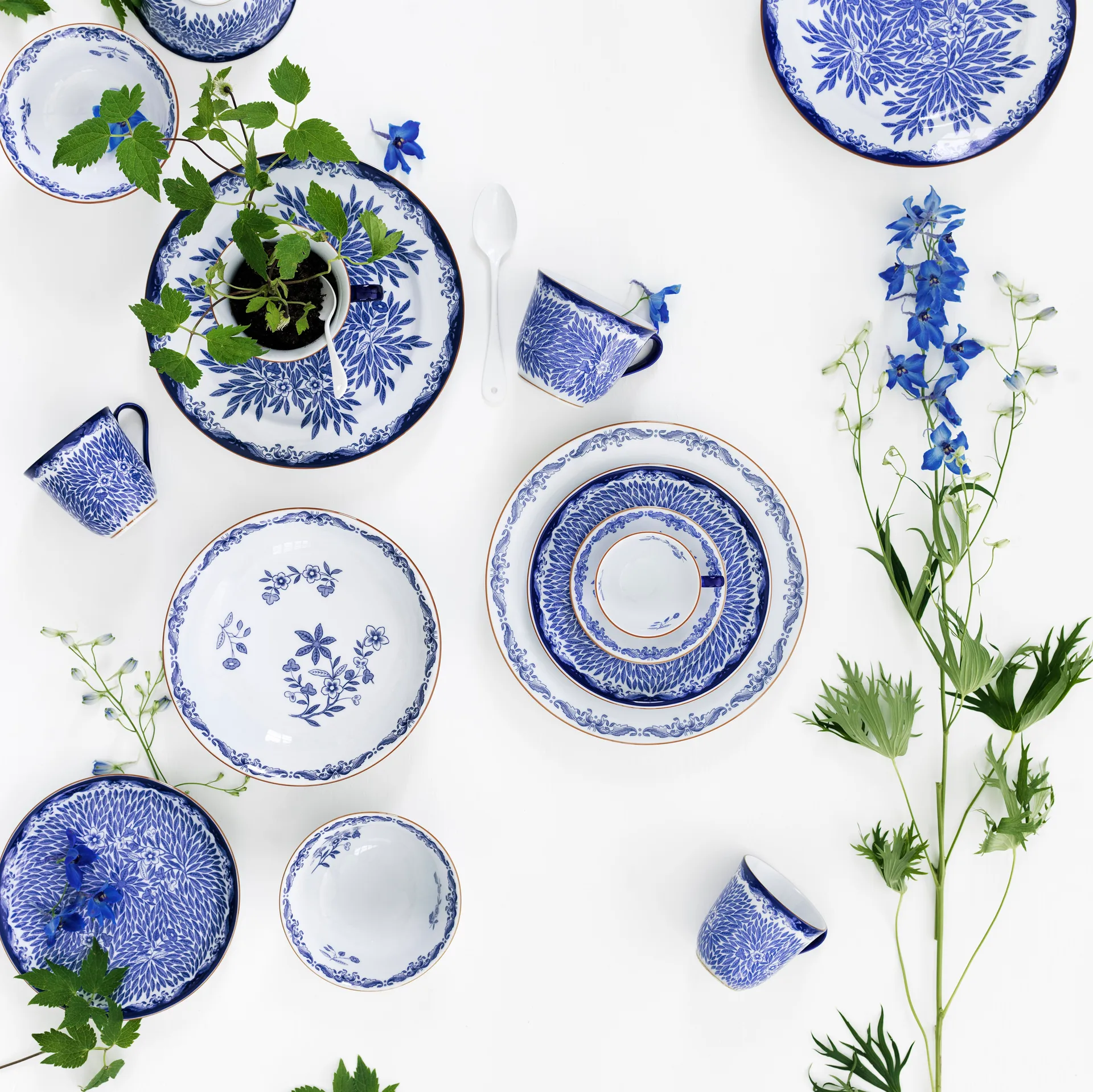 Ostindia Floris 神秘东方 旷野 2012新设计 马克杯 40 cl 和 盘子 Ø20 cm, 蓝色 Rörstrand