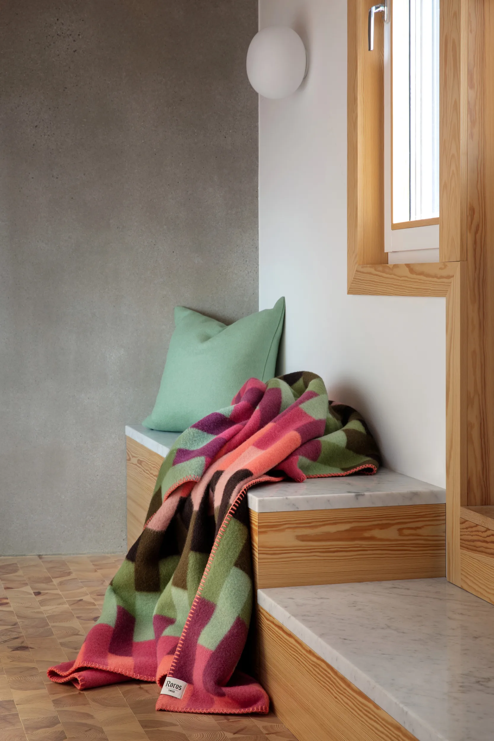 Åsmund bold  奥斯蒙德 彩色方块 羊羔毛毯子 135x200 cm , 粉色-绿色 Røros Tweed