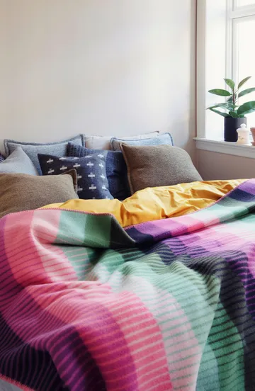 Åsmund gradient 奥斯蒙德 彩色条纹 羊羔毛毯子 135x200 cm  - 粉色-绿色 - Røros Tweed