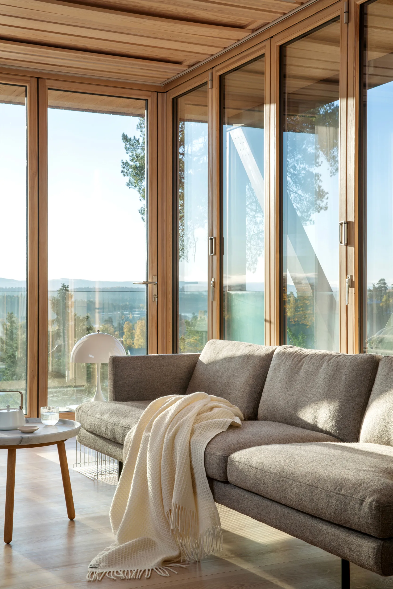 Vega 纯色流苏 羊羔毛毯子 150x210 cm, 原色/自然色 Røros Tweed