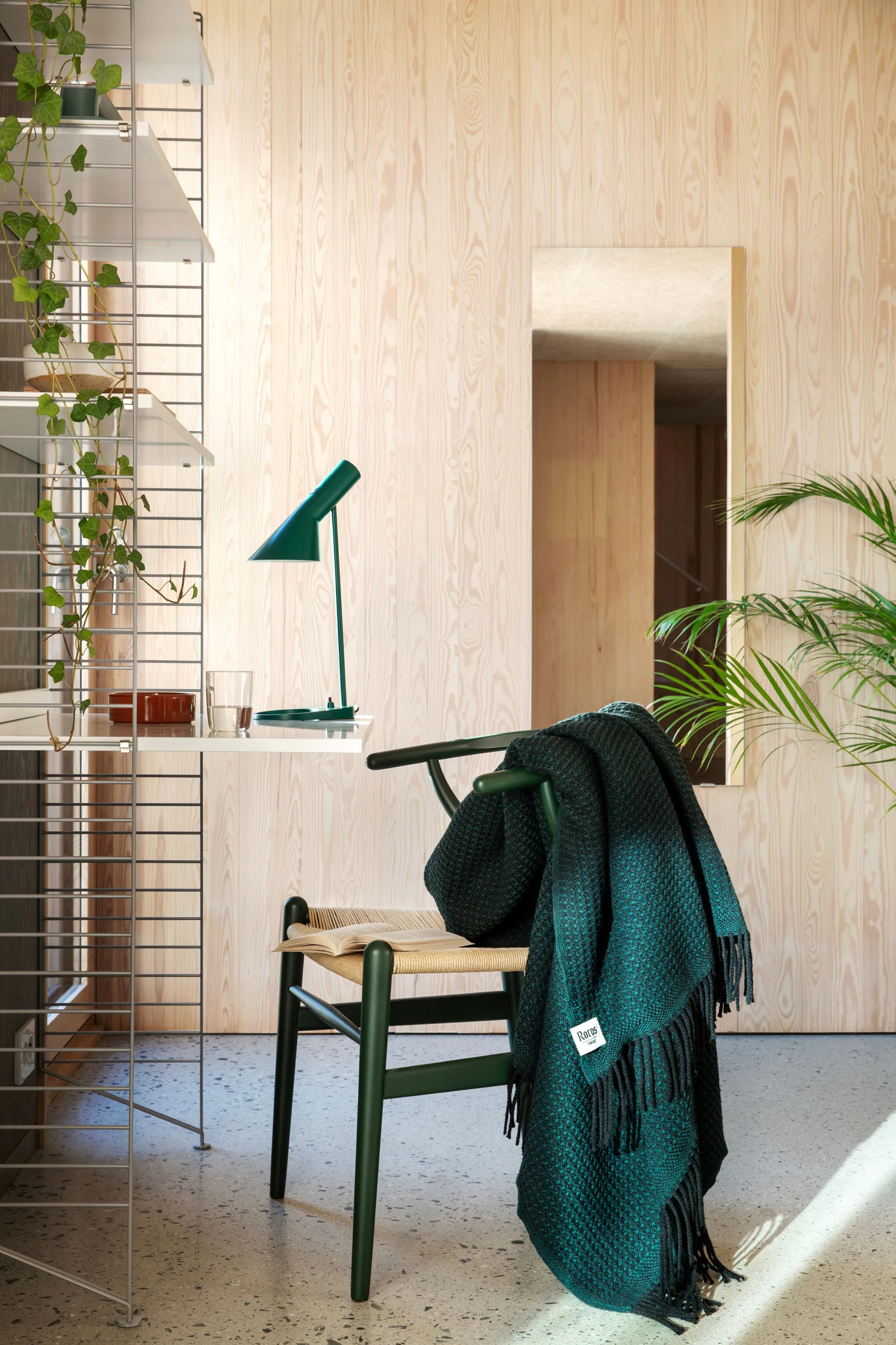 Vega 纯色流苏 羊羔毛毯子 150x210 cm, 深绿 Røros Tweed