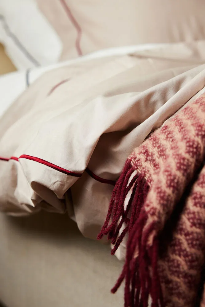 Carl 床上用品套装 150x210 cm, 米色-burgundy Sagaform