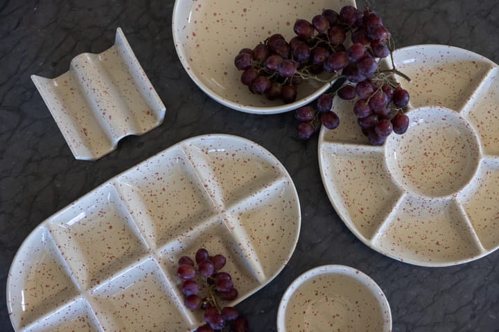 Ditte serving platter 大 20x36 cm, 米色-酒红色 Sagaform