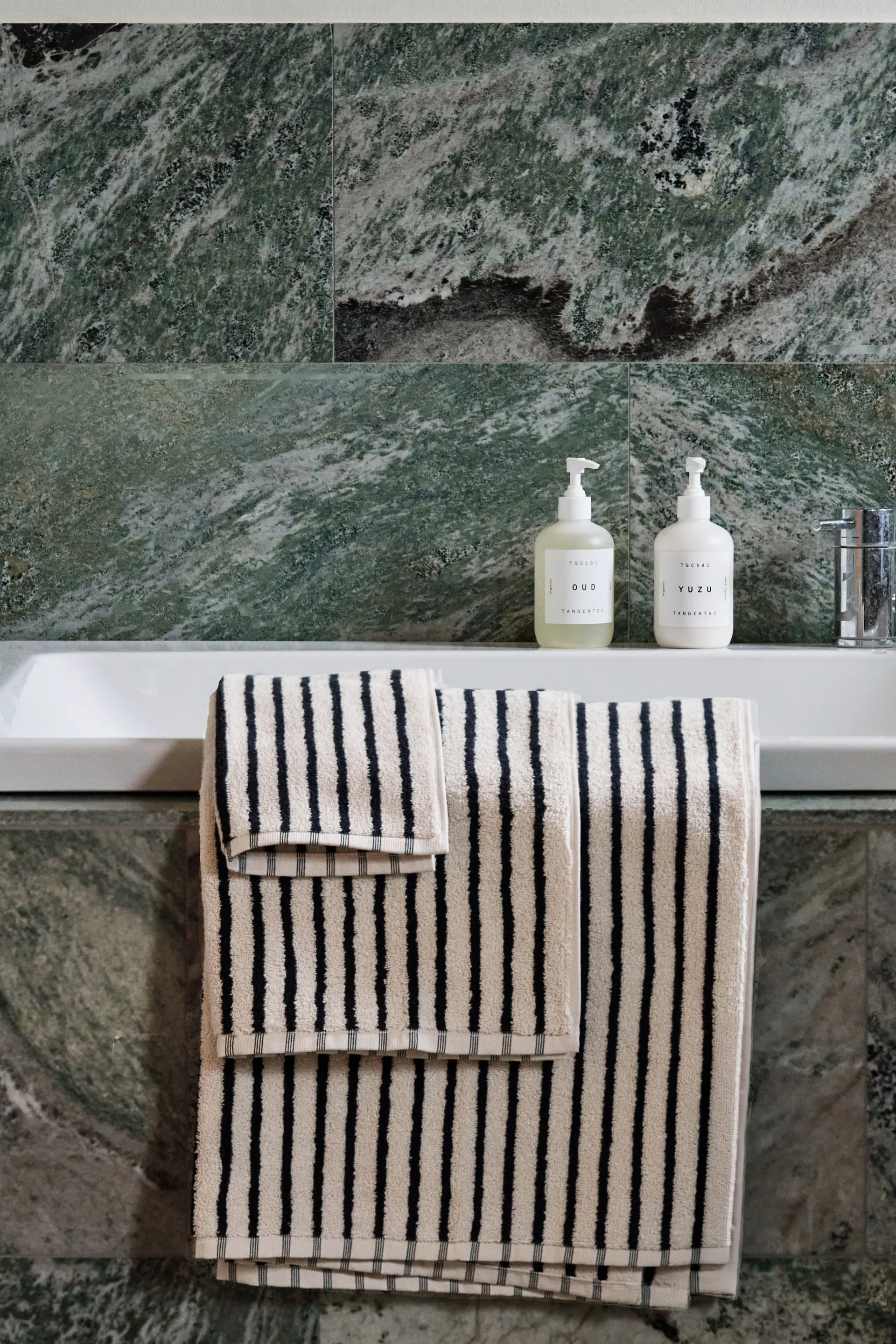 漫游系列 Drift 毛巾 30x50 cm, 白色-黑色 Scandi Living