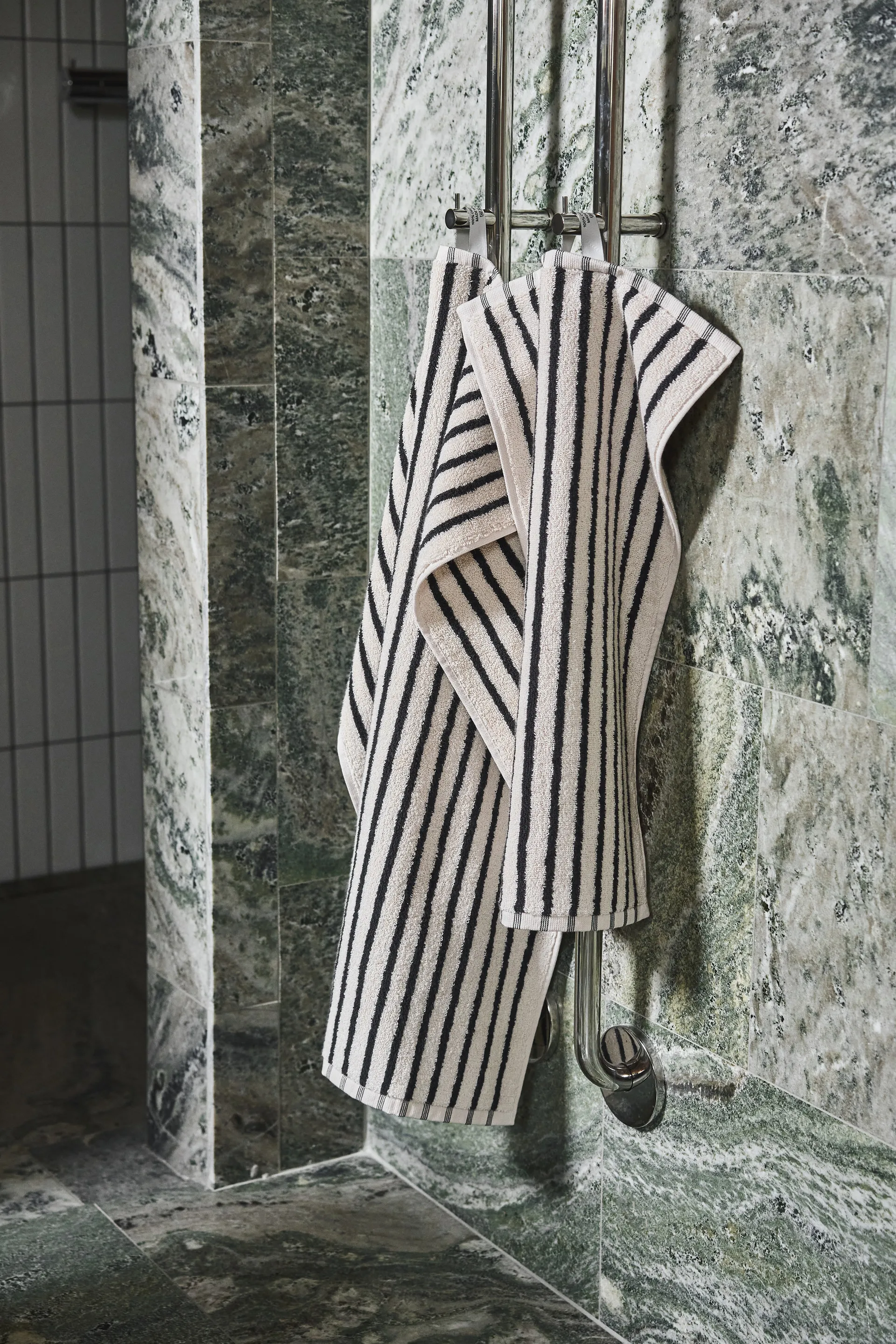 漫游系列 Drift 毛巾 30x50 cm, 白色-黑色 Scandi Living