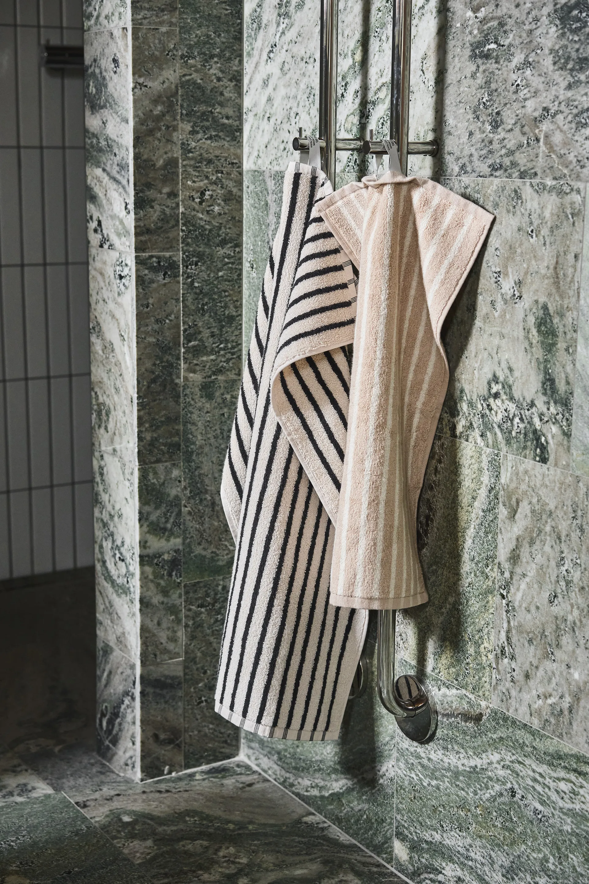 漫游系列 Drift 毛巾 50x70 cm, 白色-黑色 Scandi Living