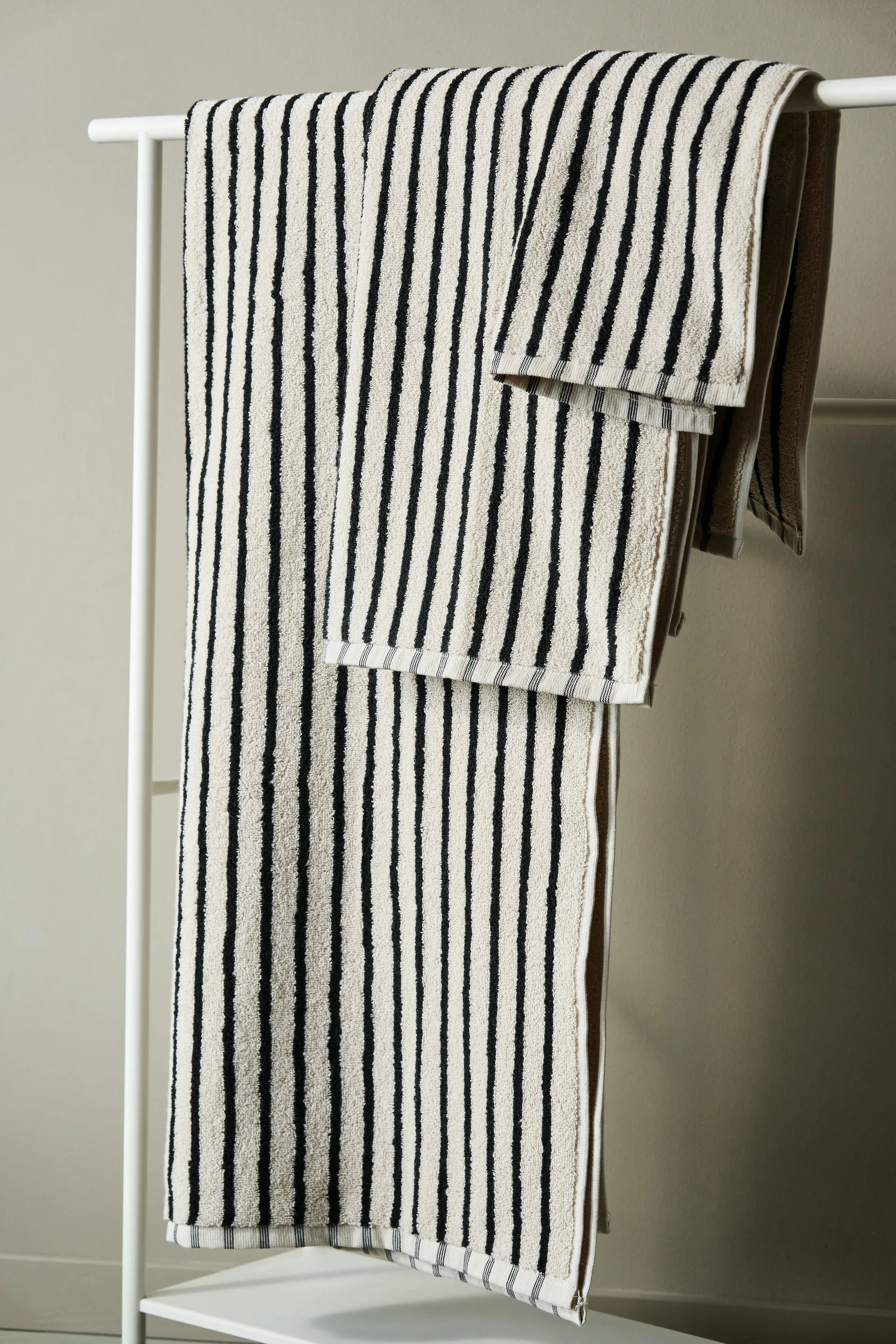 漫游系列 Drift 毛巾 50x70 cm, 白色-黑色 Scandi Living