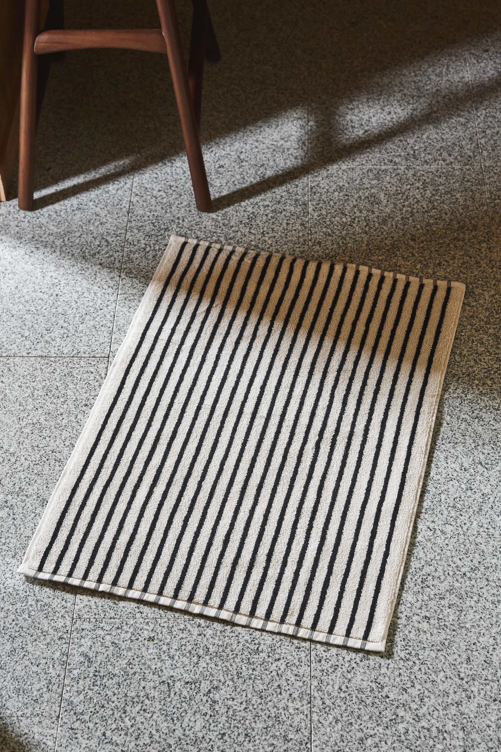 漫游系列 Drift 浴室地垫 50x70cm, 黑白相间 Scandi Living