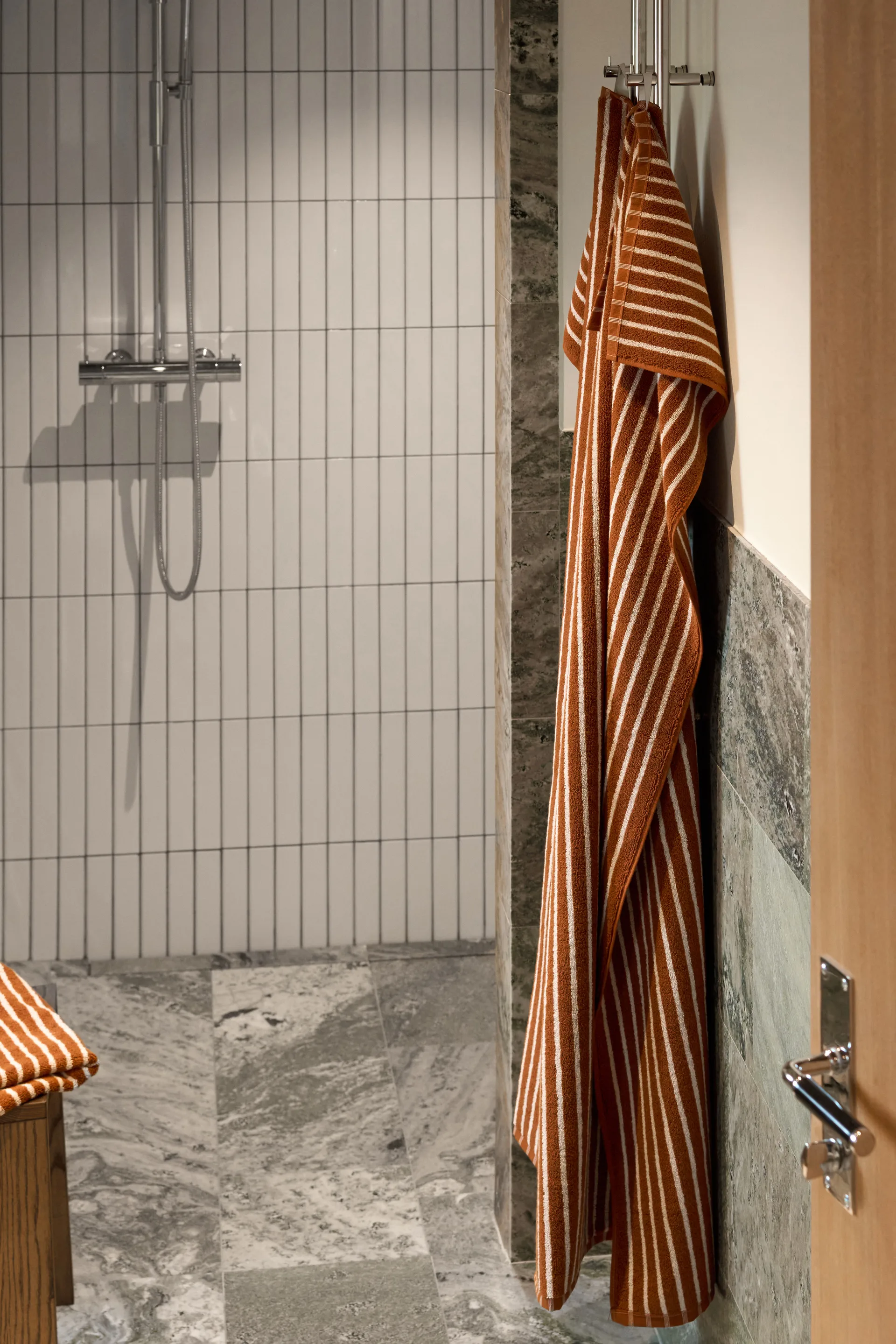 漫游系列 Drift 浴巾 70x140 cm, 褐色-白色 Scandi Living