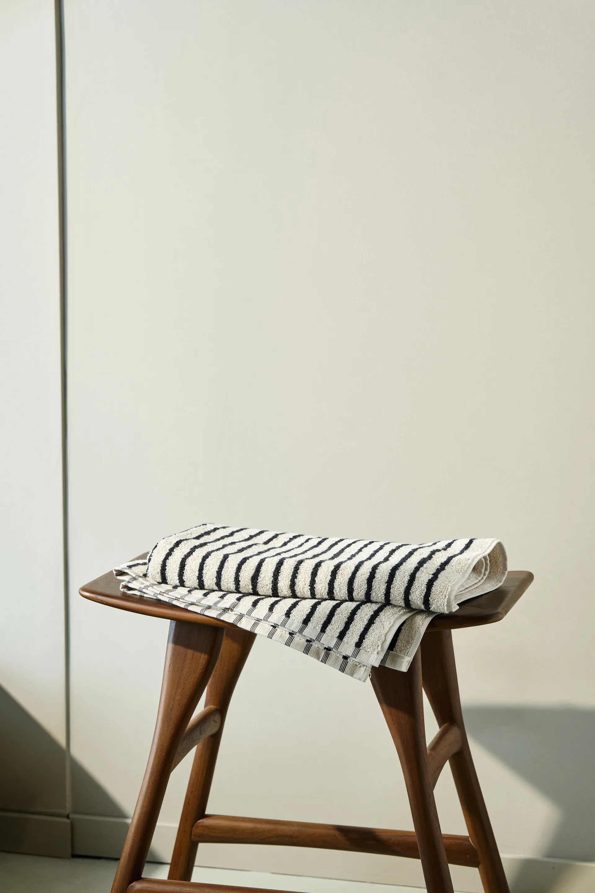 漫游系列 Drift 浴巾 70x140 cm, 白色-黑色 Scandi Living