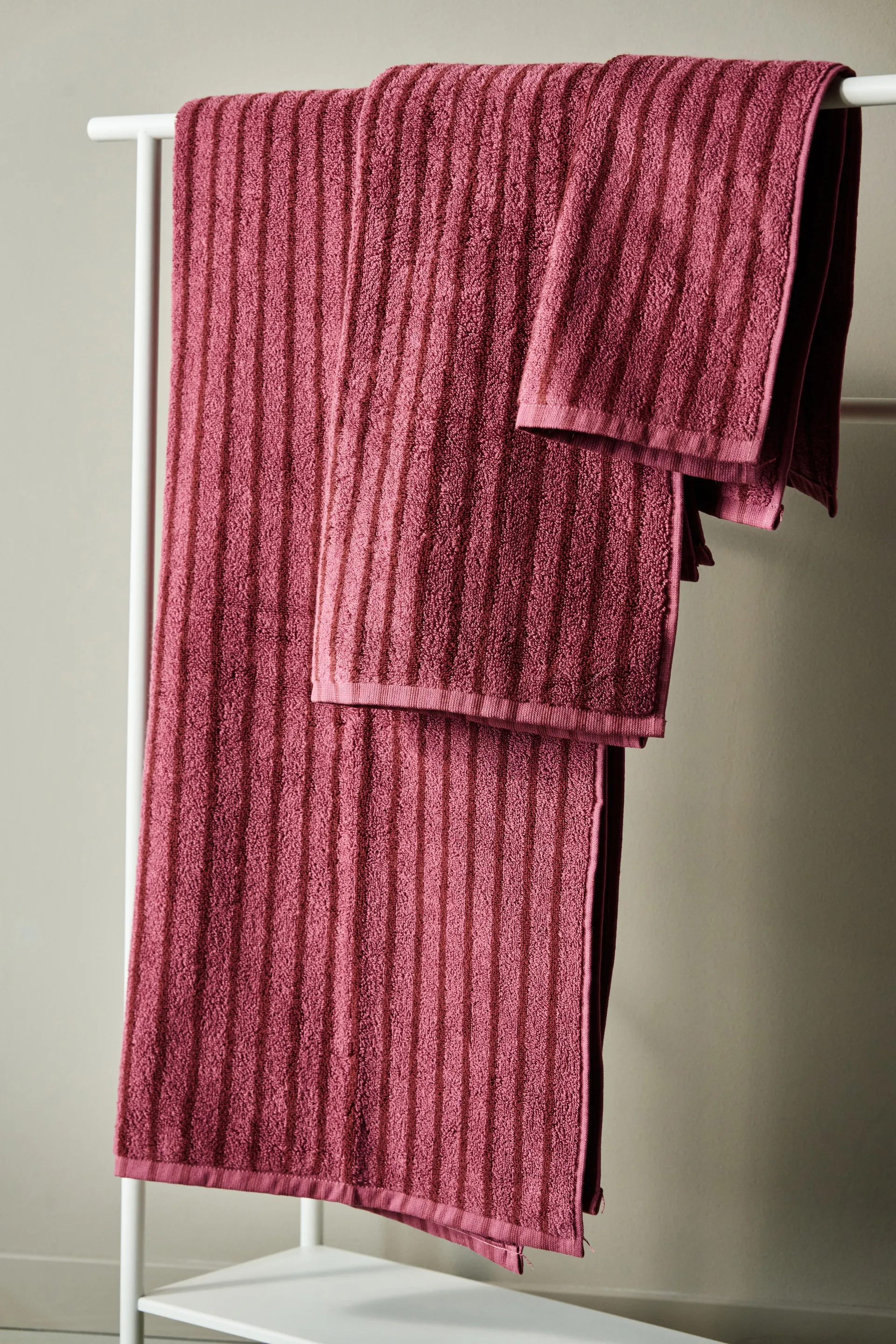 漫游系列 Drift 浴巾 70x140 cm, 粉色-红色 Scandi Living