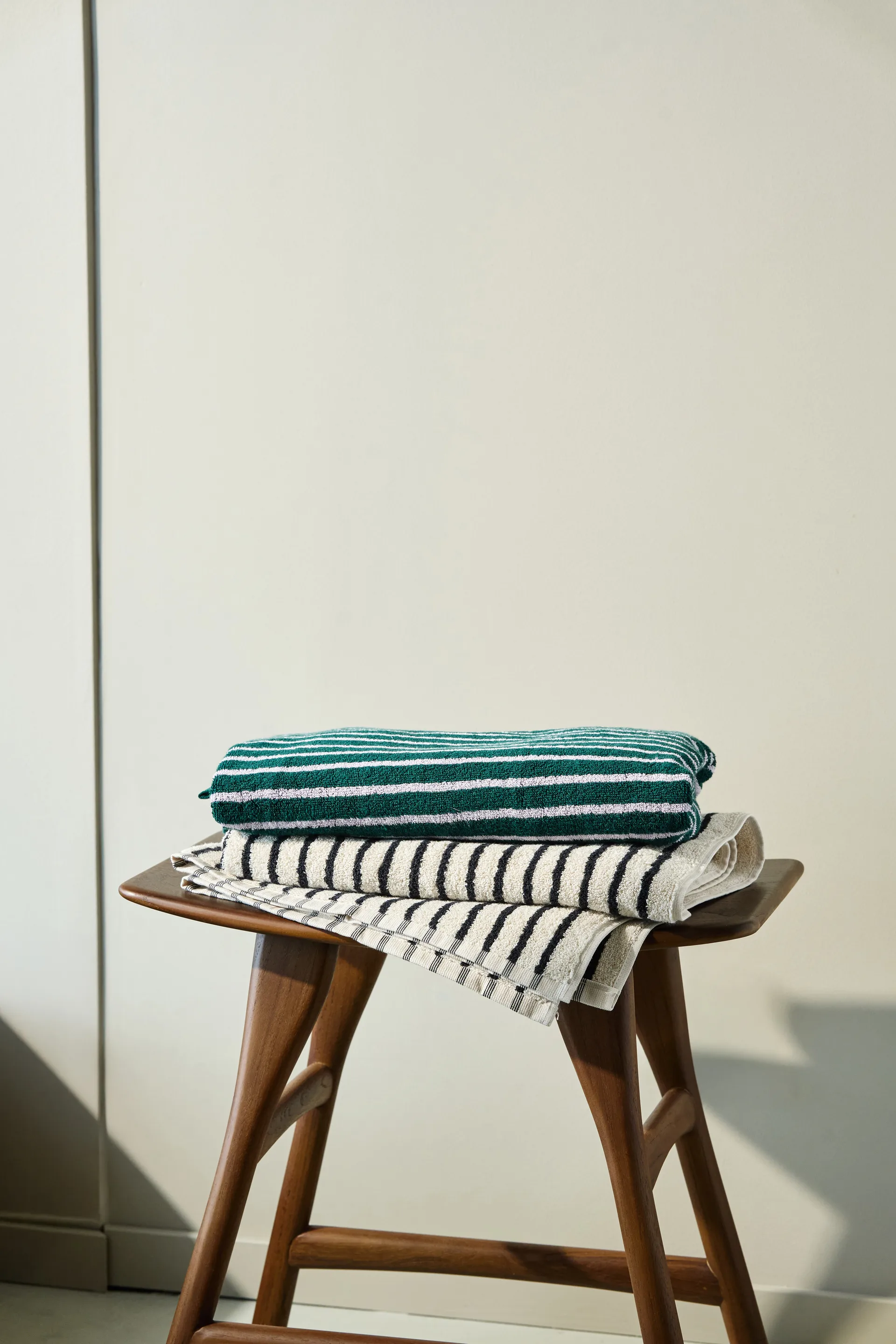 漫游系列 Drift 浴巾 70x140 cm, 绿色-紫色 Scandi Living