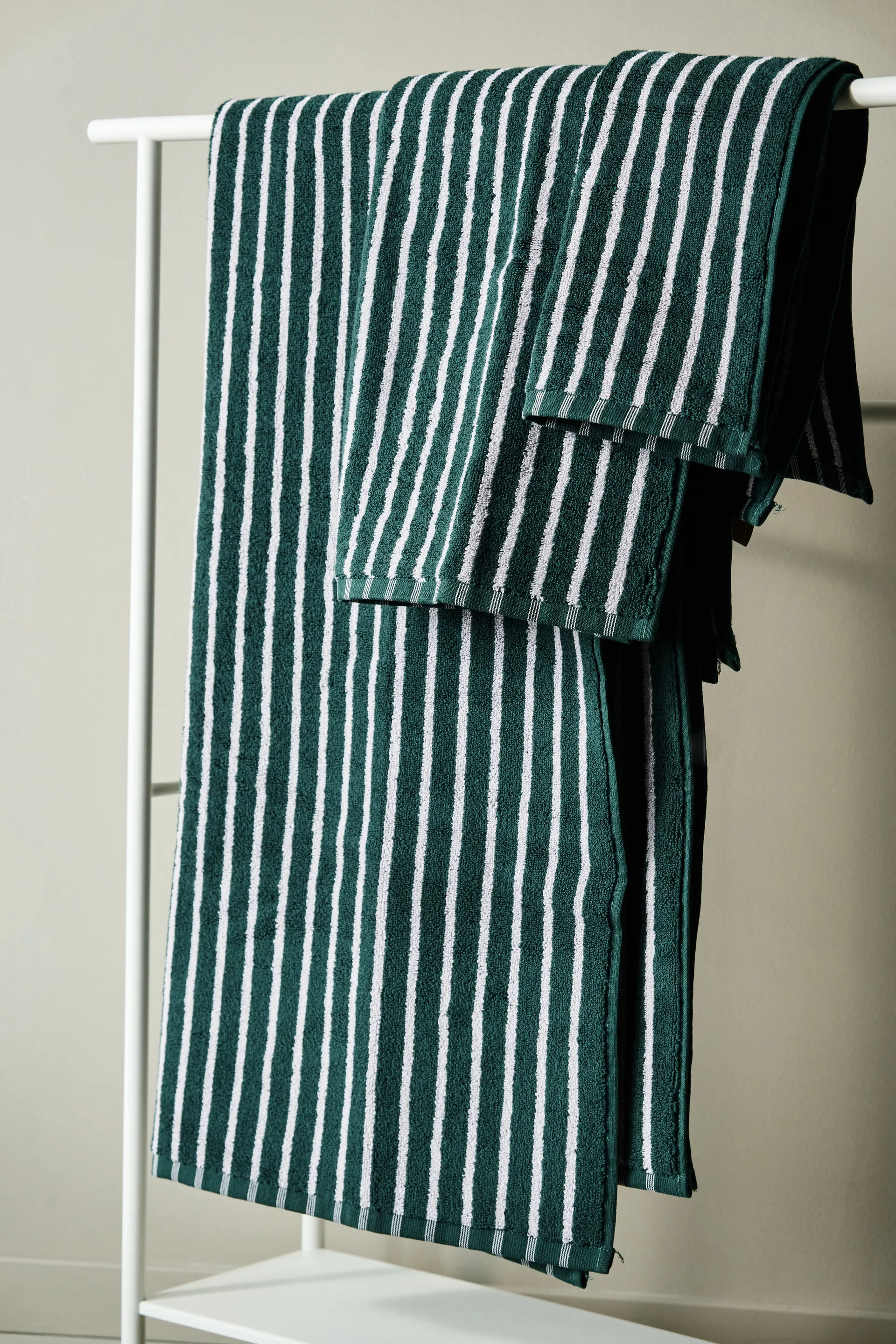 漫游系列 Drift 浴巾 70x140 cm, 绿色-紫色 Scandi Living