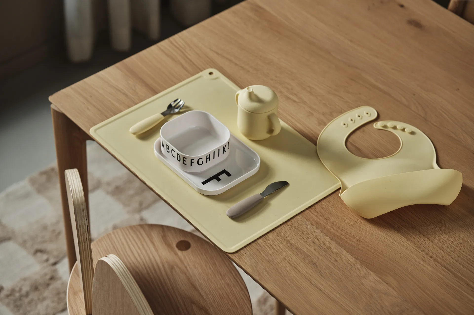 Silly bib silicone 两件套装, 浅粉柠檬色 Scandi Living