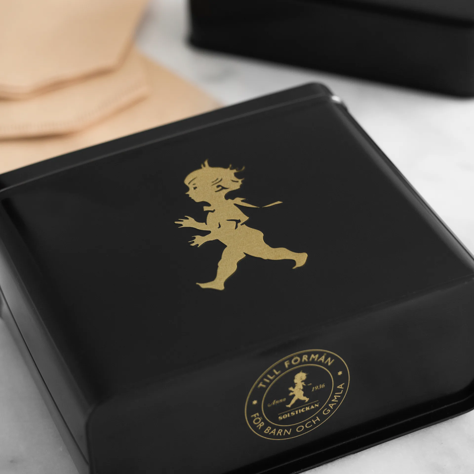 Solstickan coffee filter 罐子 15.4x17 cm, Black-gold Solstickan Design