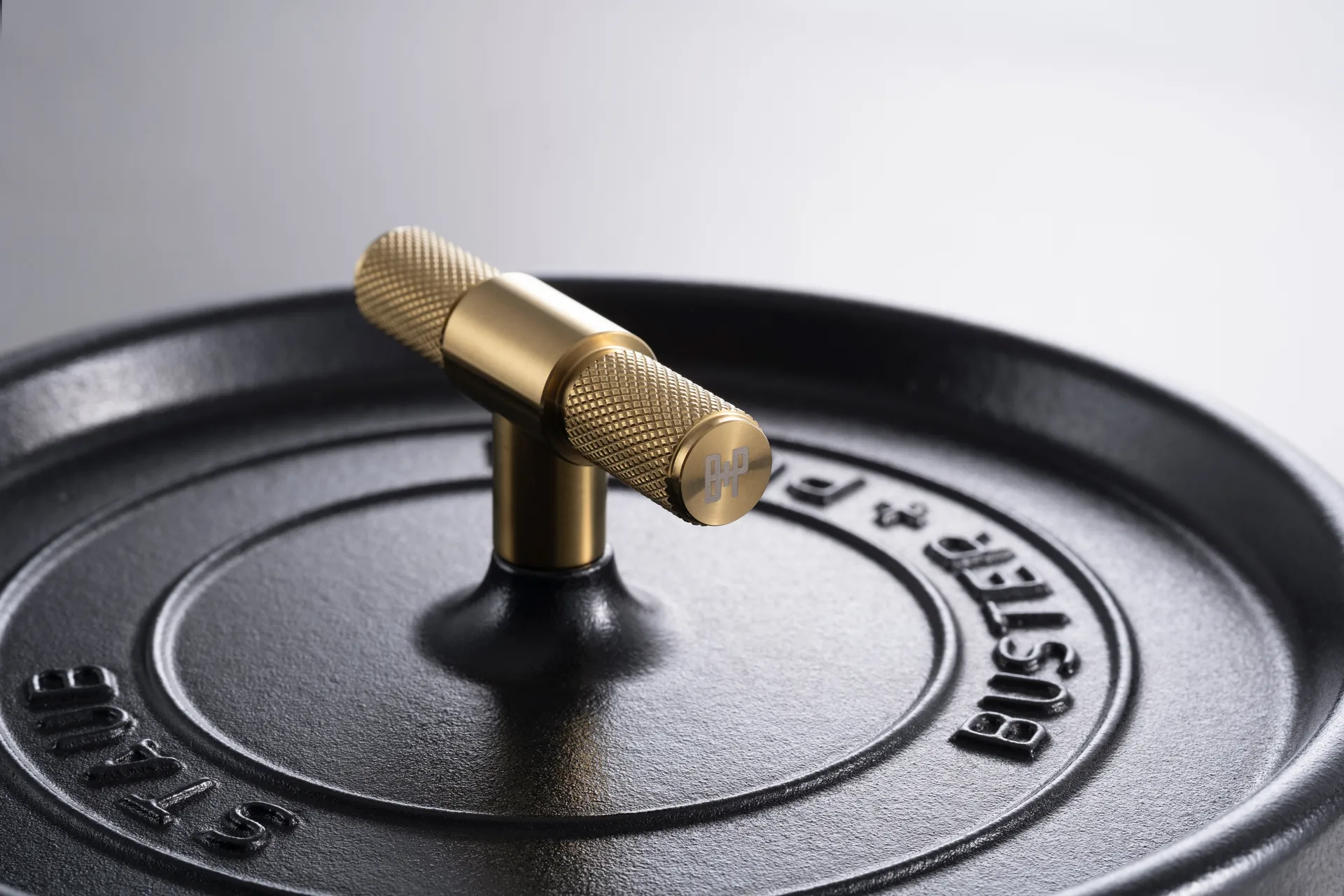 Buster & Punch T形旋钮8cm, 黄铜色 STAUB