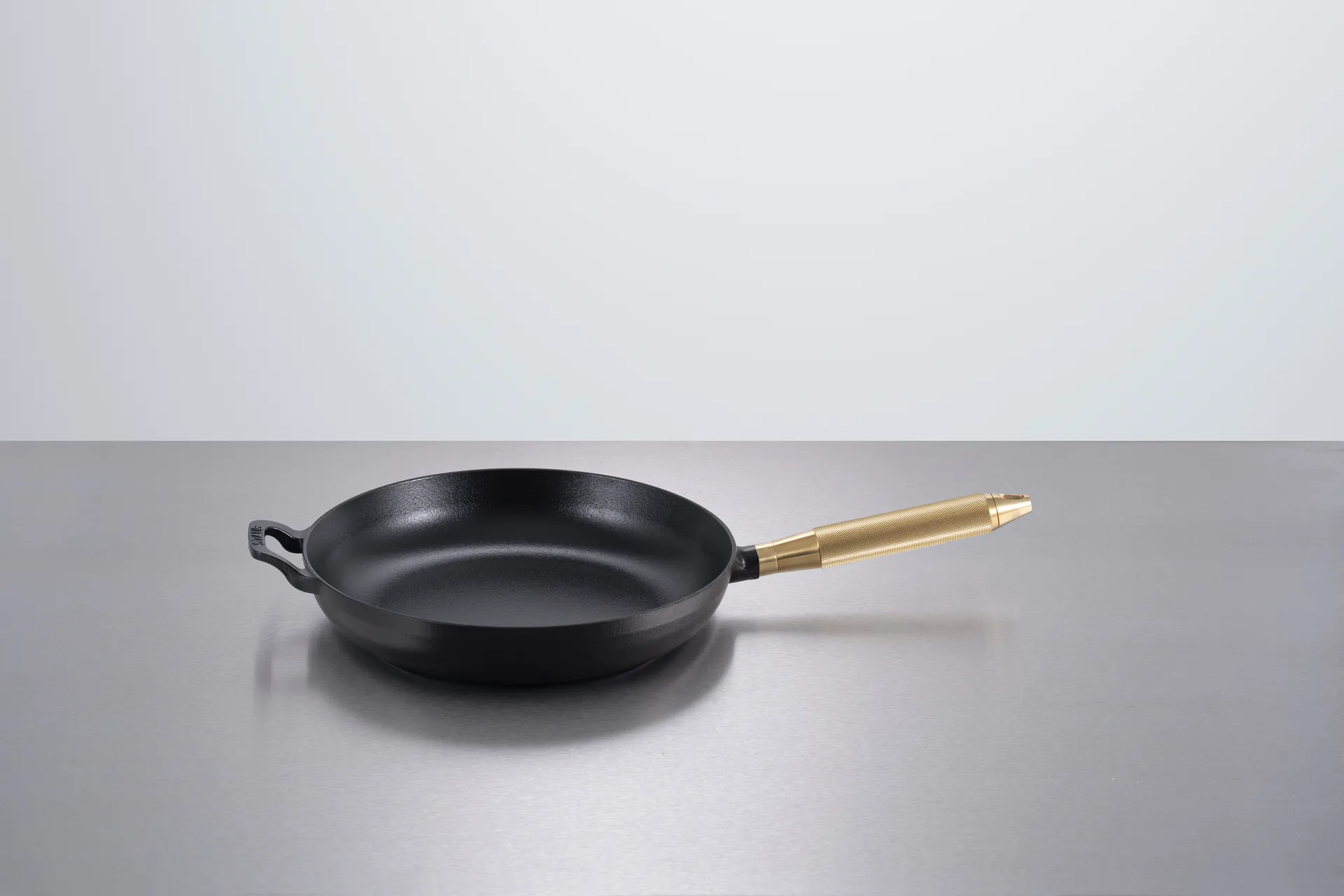 Buster & Punch黑色铸铁煎锅直径28cm, 黄铜色_handle STAUB