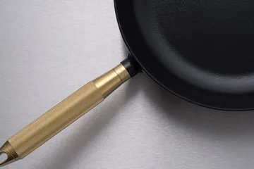 Buster & Punch黑色铸铁煎锅直径28cm - 黄铜色_handle - STAUB