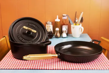 Buster & Punch黑色铸铁煎锅直径28cm - 黄铜色_handle - STAUB