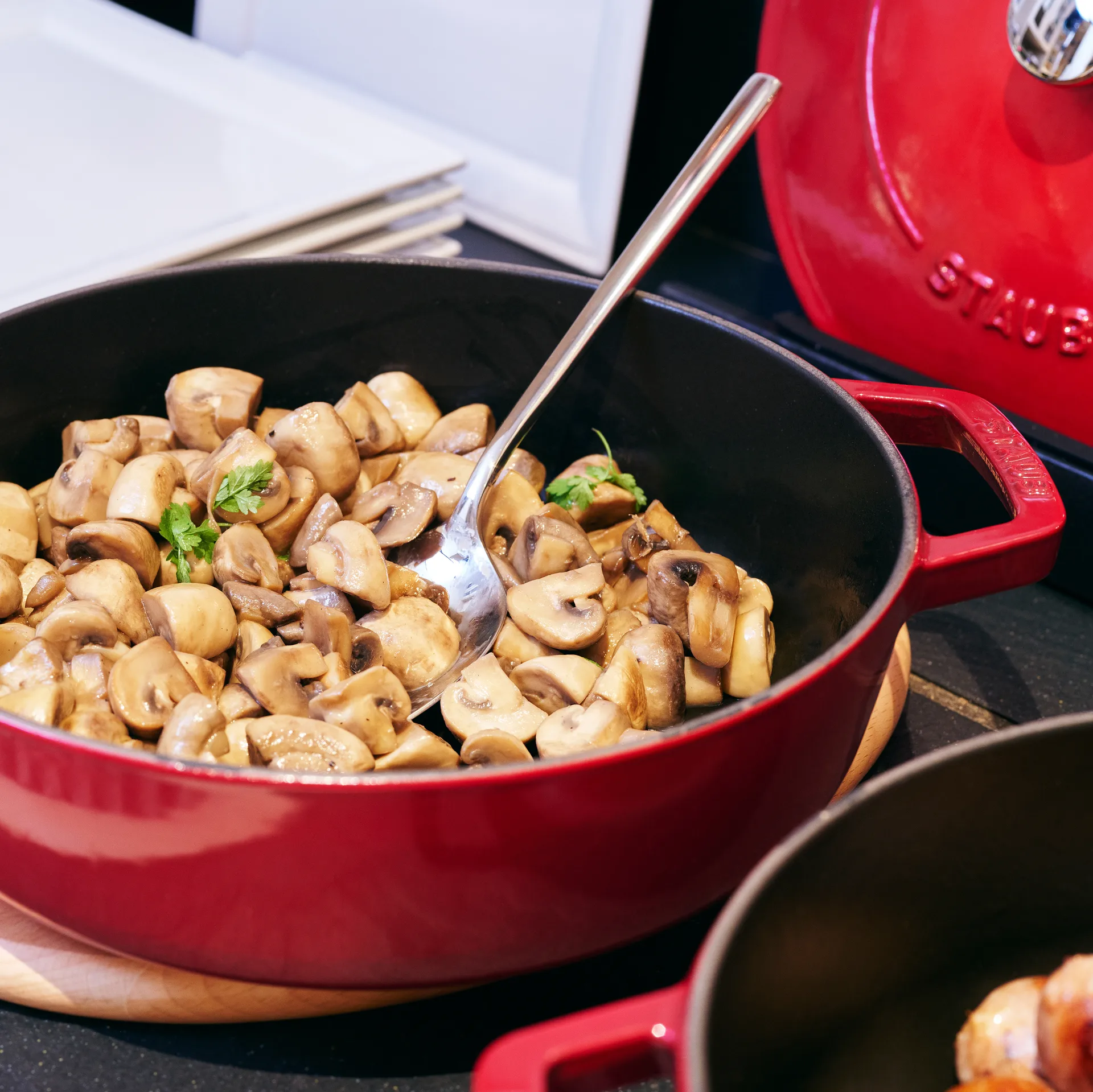 Chistera sauce pan Ø28 cm 3.7 L, 红色 STAUB