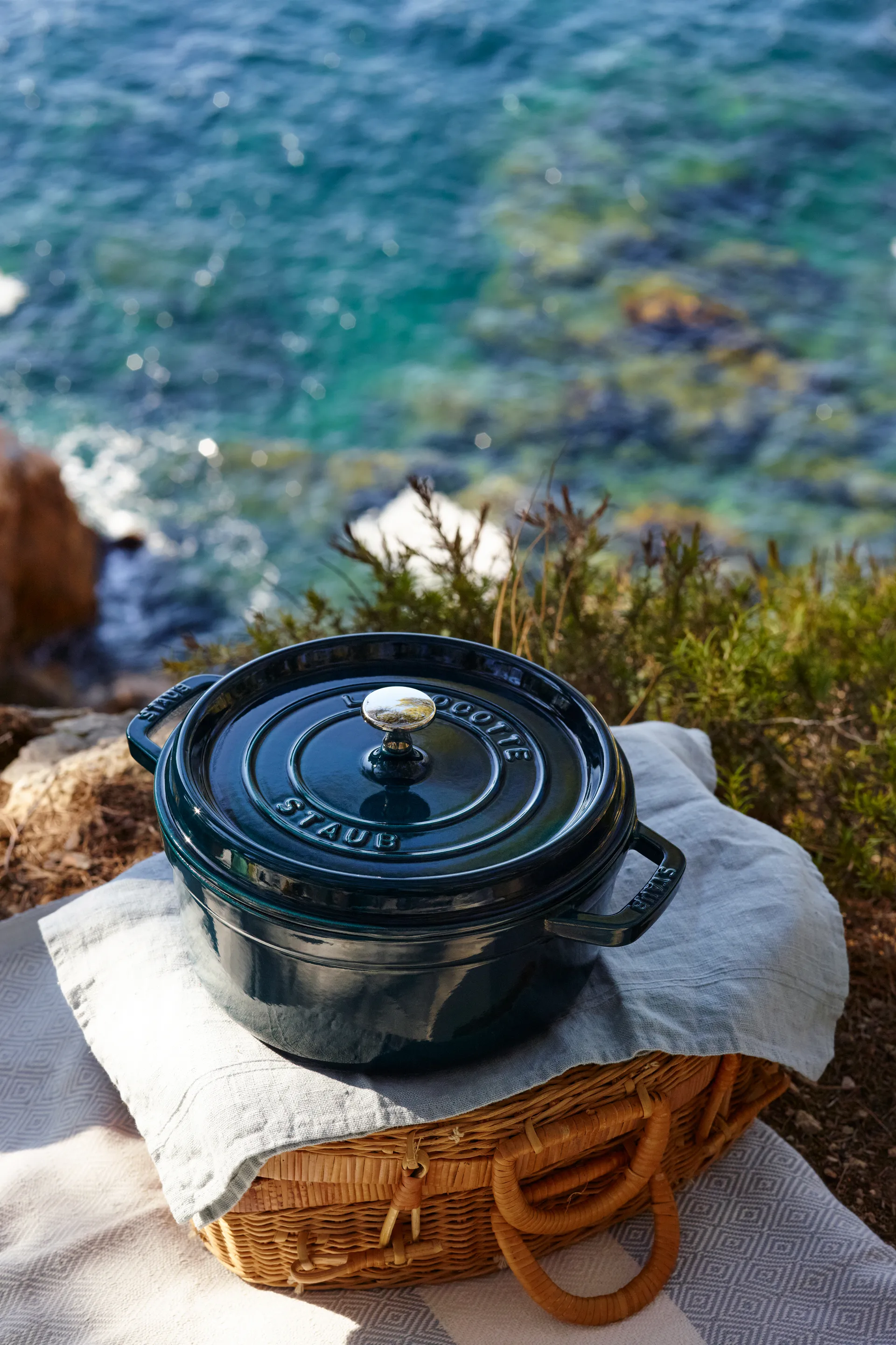 La Mer round 砂锅  dish - three layered enamel, 3.8 l STAUB