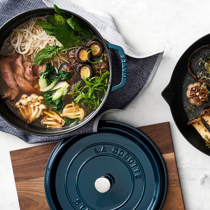 La Mer round 砂锅  dish - three layered enamel, 6.7 l STAUB