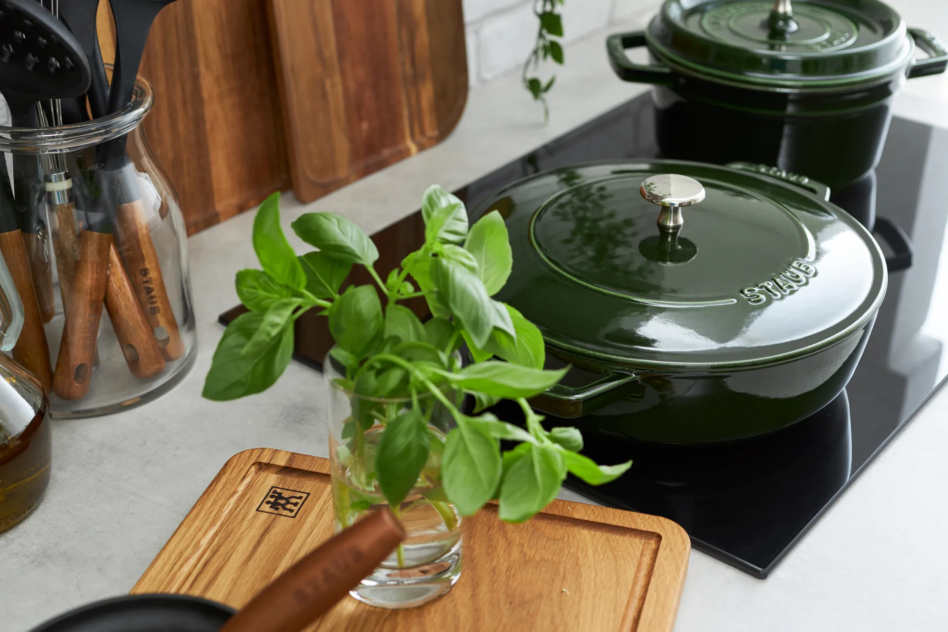 Staub Chistera铸铁煎炖锅直径24cm, 罗勒绿色 STAUB