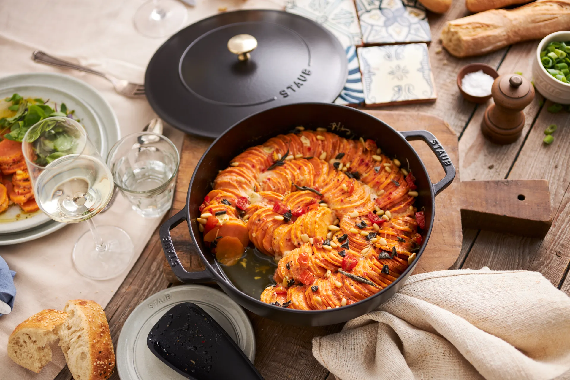 Staub Chistera铸铁煎炖锅直径24cm, 黑色 STAUB