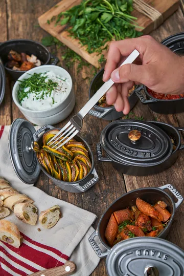Staub La Cocotte椭圆形铸铁炖锅0.6升 - 黑色 - STAUB