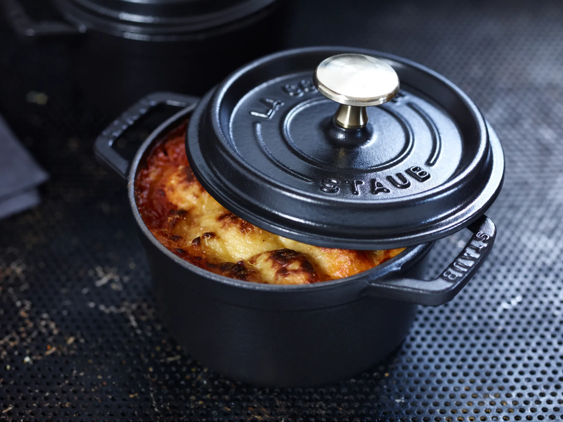Staub La Cocotte圆形铸铁炖锅0.8升, 黑色 STAUB