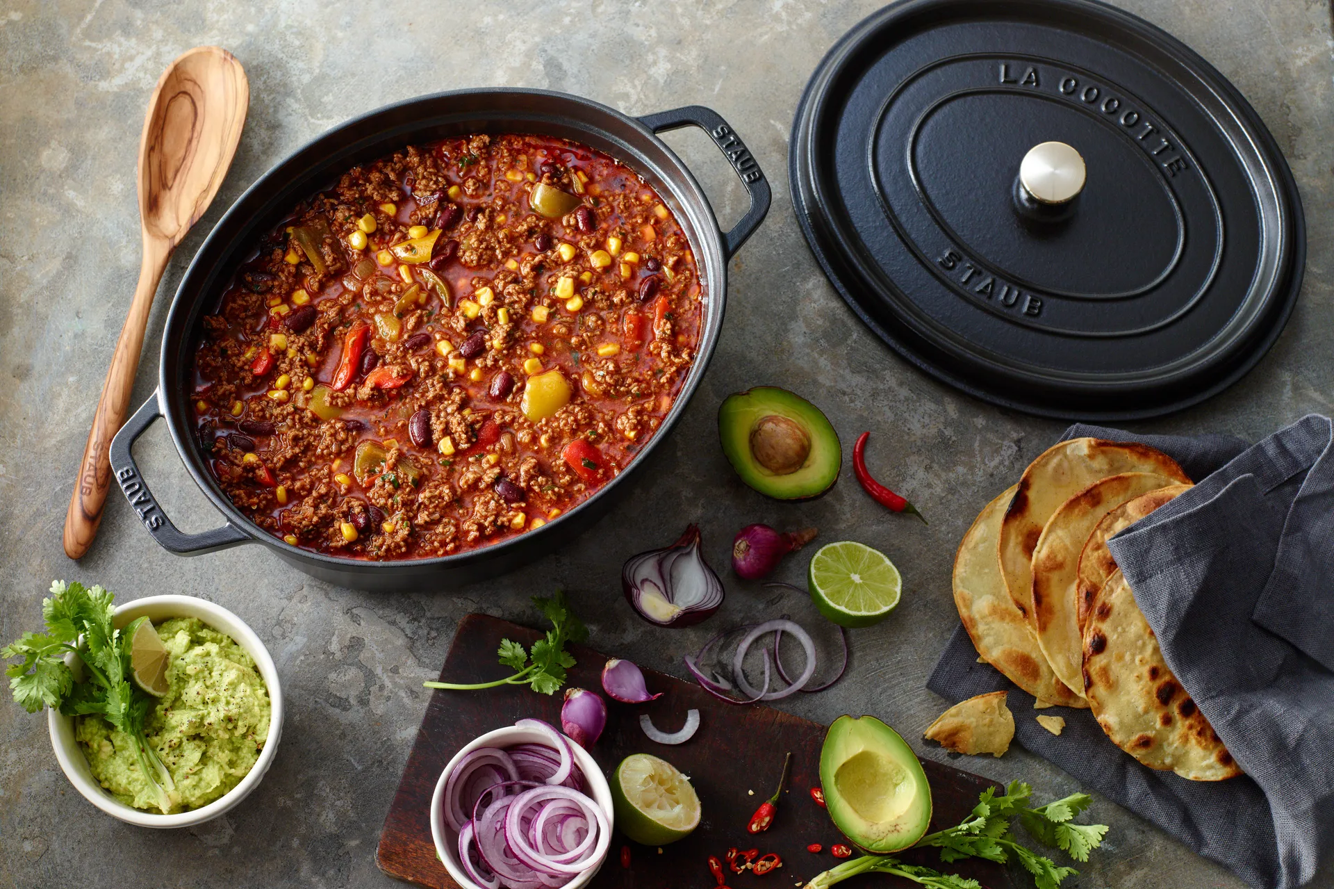 Staub La Cocotte椭圆形铸铁炖锅1升, 黑色 STAUB