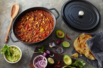Staub La Cocotte椭圆形铸铁炖锅1升 - 黑色 - STAUB