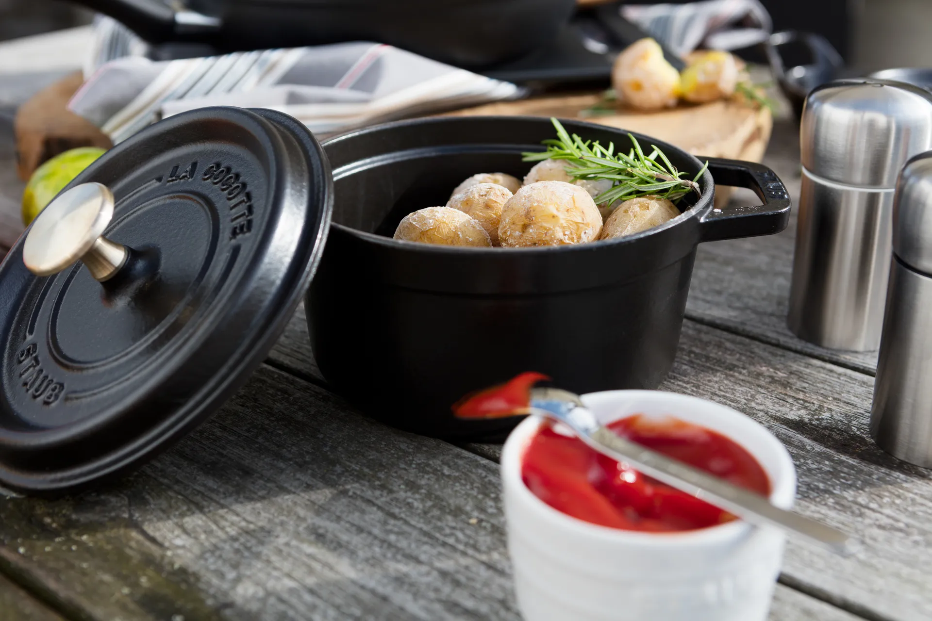 Staub La Cocotte圆形铸铁炖锅1.2升, 黑色 STAUB