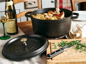 Staub La Cocotte圆形铸铁炖锅12.6升 - 黑色 - STAUB