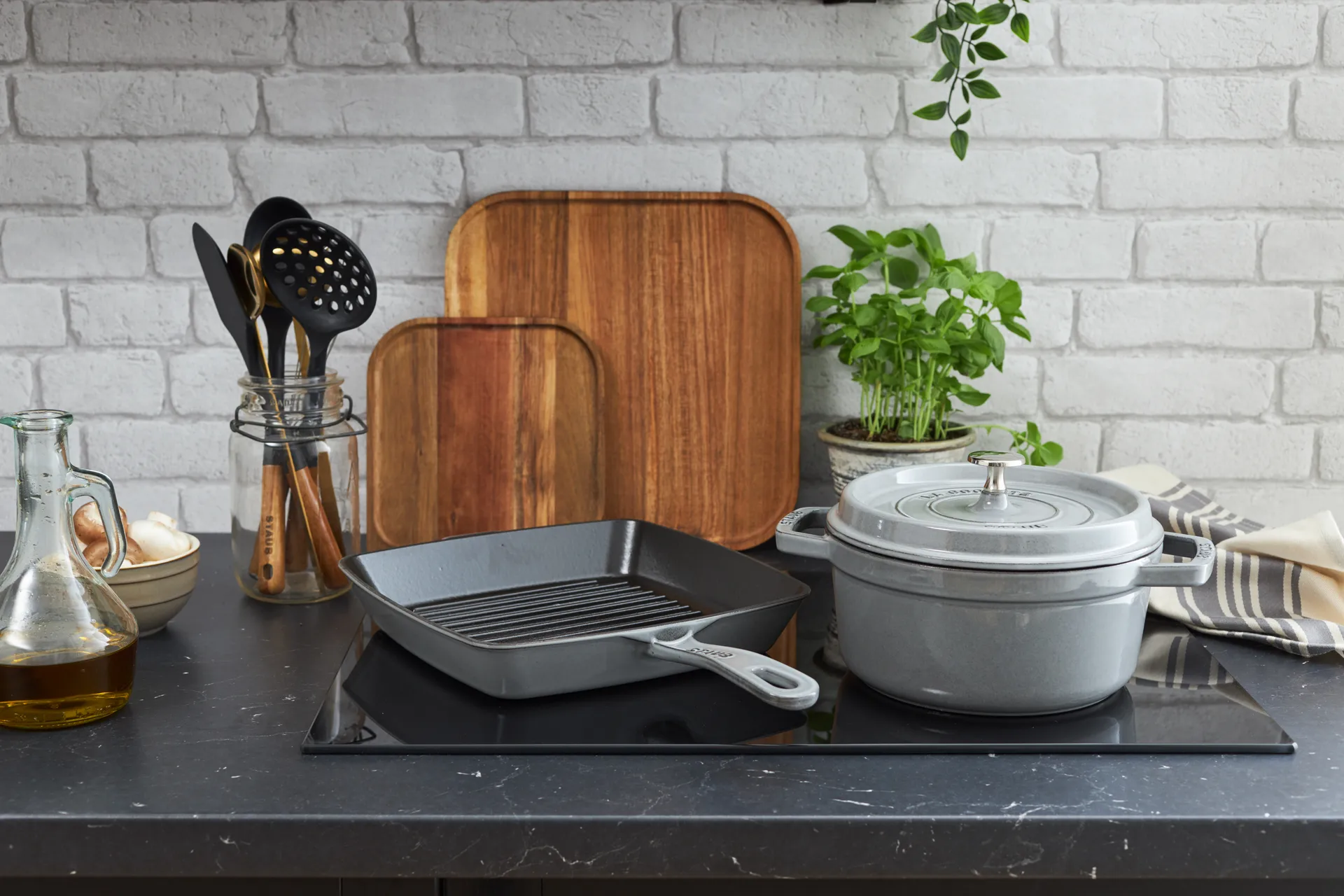 Staub La Cocotte圆形铸铁炖锅1.7升, 石墨灰色 STAUB