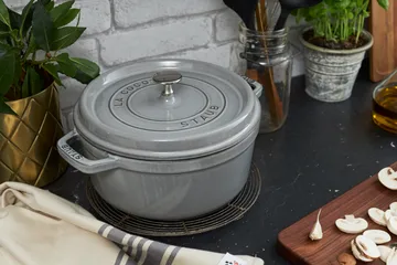 Staub La Cocotte圆形铸铁炖锅2.2升 - 石墨灰色 - STAUB