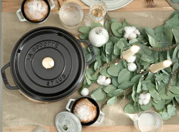Staub La Cocotte圆形铸铁炖锅2.2升 - 黑色 - STAUB